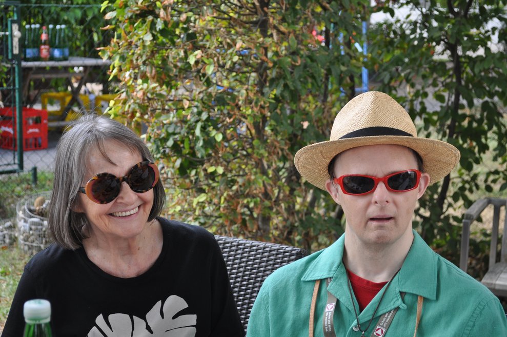 eine Frau und ein Mann beim Gartenfest