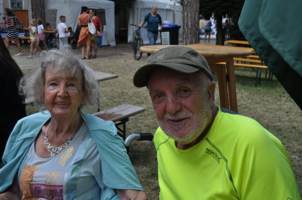 eine ältere Frau und ein Mann bei den NÖKISS Herzogenburg