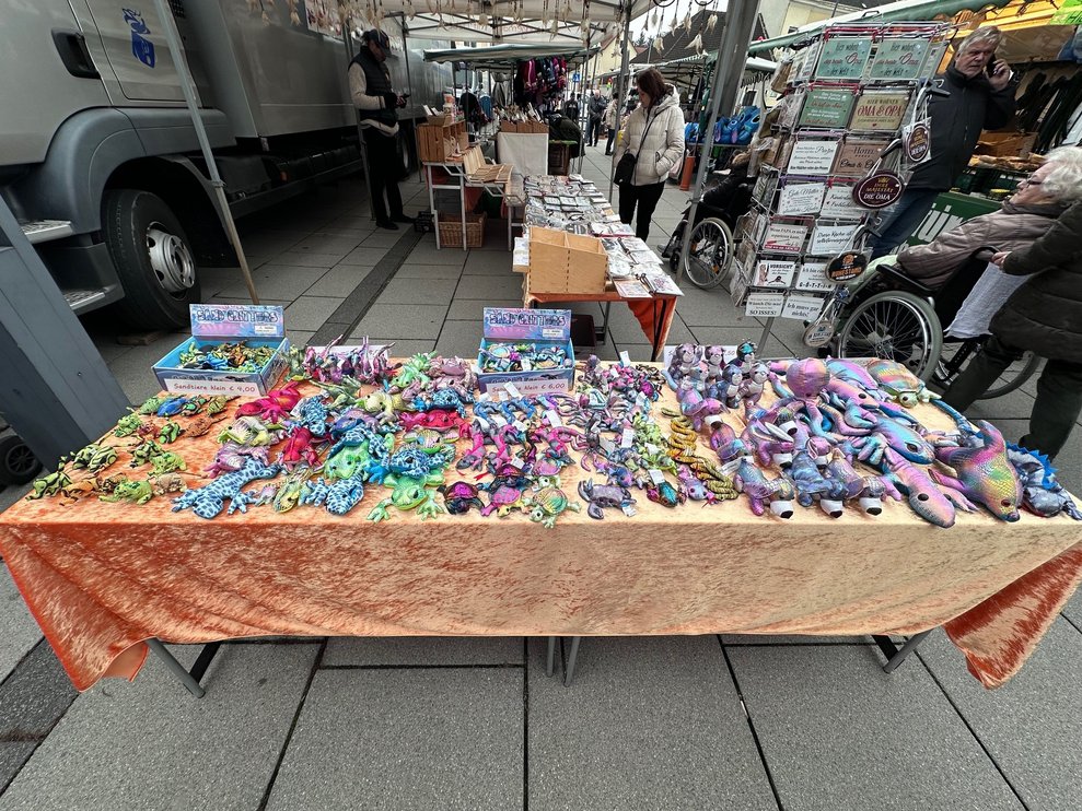 ein Marktstand mit lustigen, bunten Stofftieren