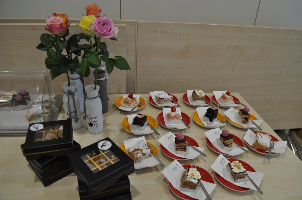 Blumen, Pralinen und Kuchen