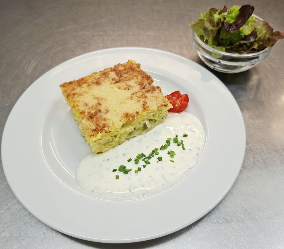Kartoffel-Spargelgratin mit Kräutersauce und Salat