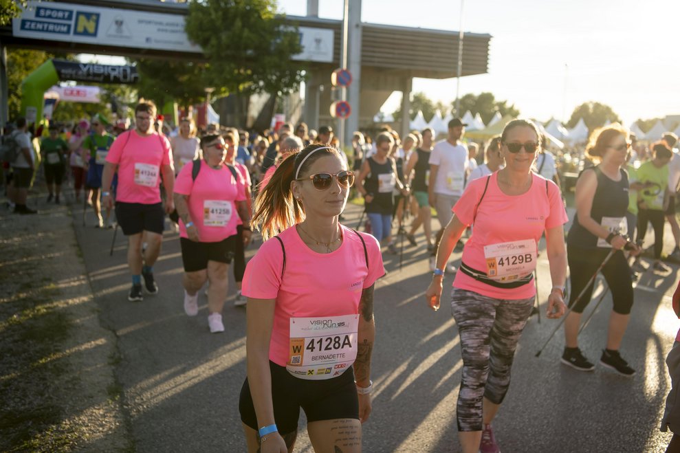 Mehrere Personen beim Walking Bewerb vom Vision Run