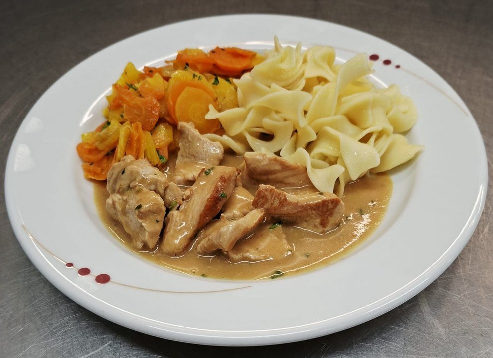 Putengeschnetzeltes mit Bandnudeln und Karottengemüse