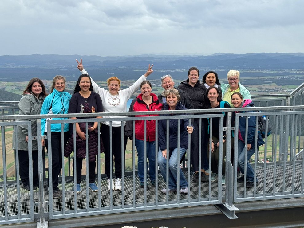 Gruppenfoto auf der Aussichtsplattform Skywalk im Naturpark Hohe Wand.