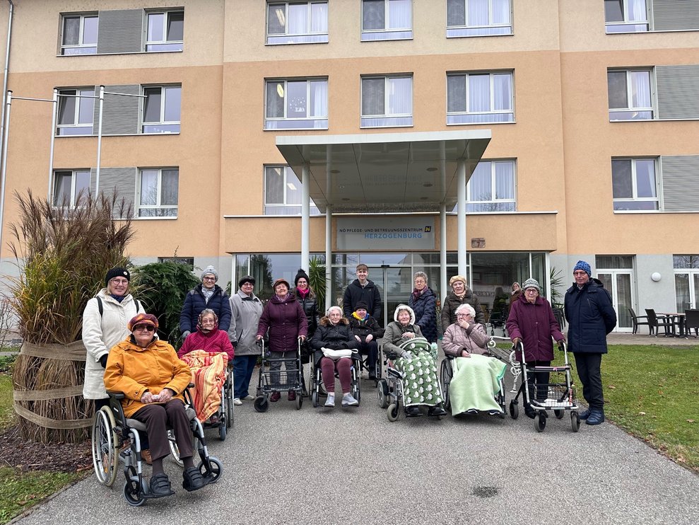 ein Gruppenfoto vor dem PBZ Herzogenburg bevor alle zum Markt gehen