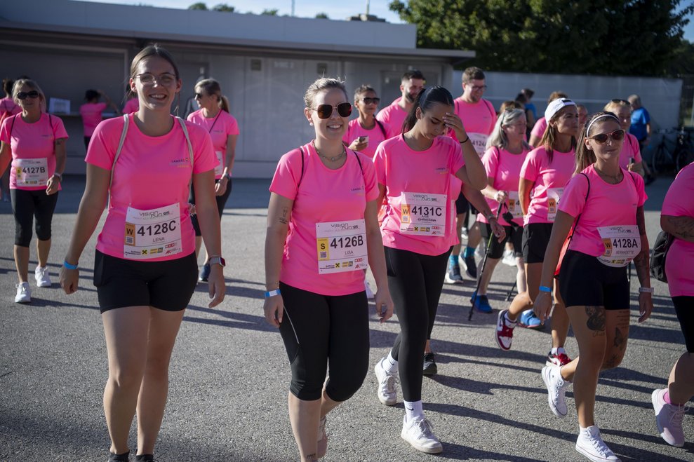 eine Gruppe von Teilnehmerinnen mit pinken T-Shirts