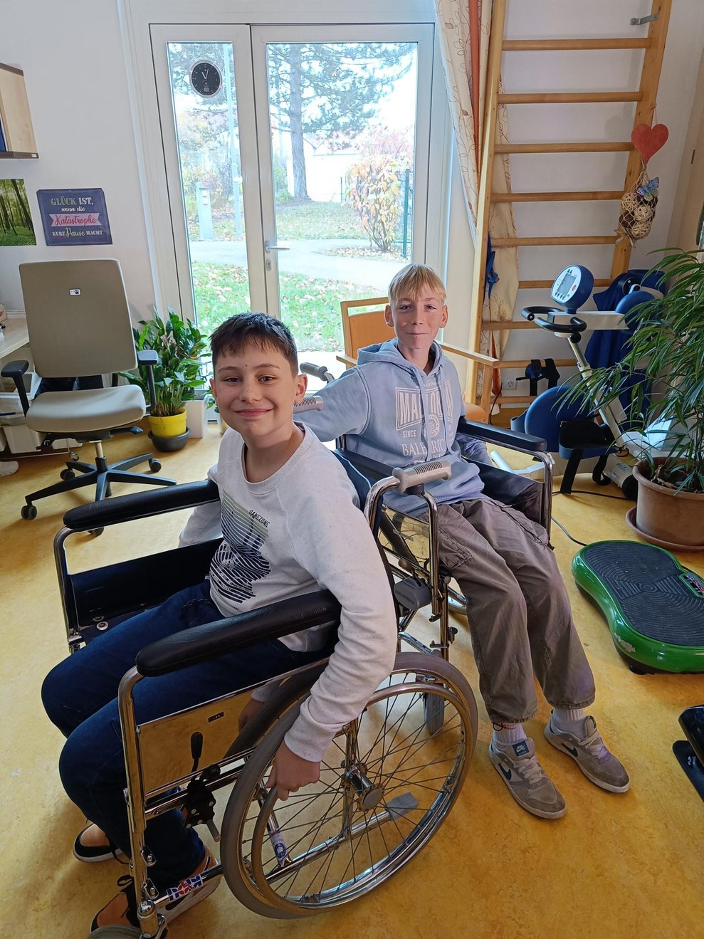 Zwei Jungen sitzen in Rollstühlen
