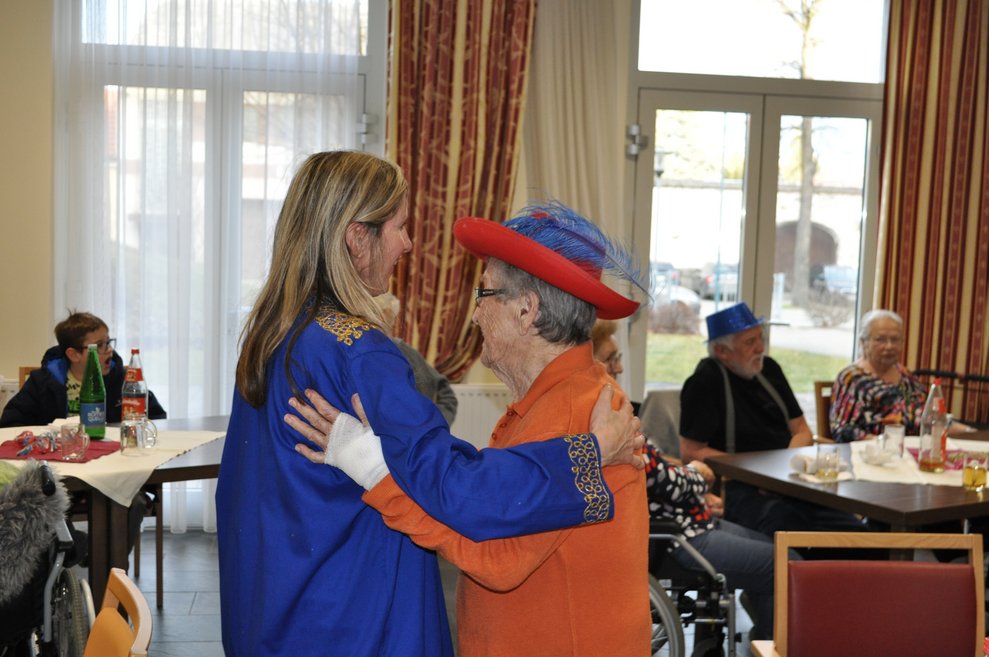 verkleidete Personen tanzen 