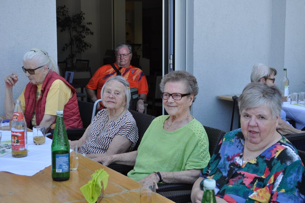 Vier ältere Damen sitzen auf der Terasse