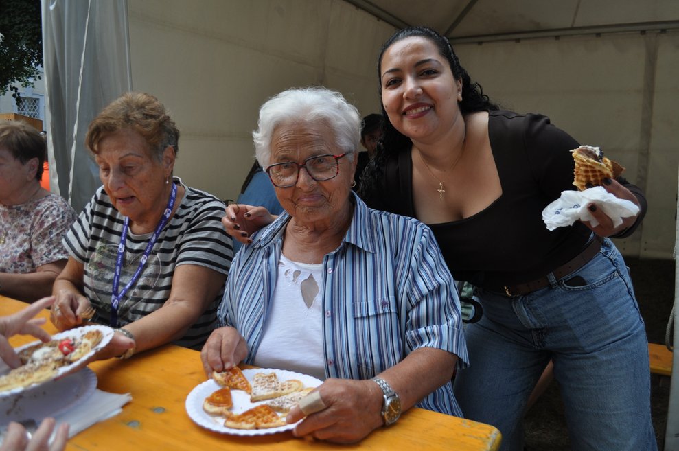Zwei Damen bei den NÖKISS Herzogenburg mit Waffeln am Teller