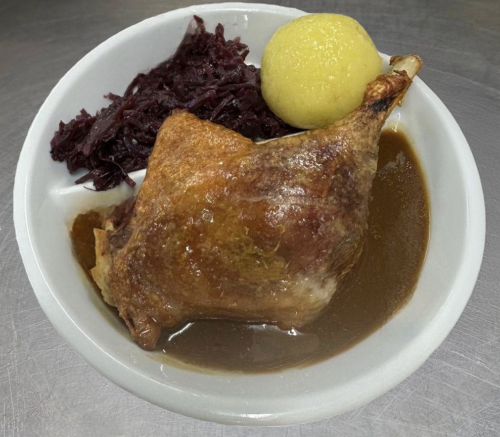 Ente mit Rotkraut und Erdäpfelknödel