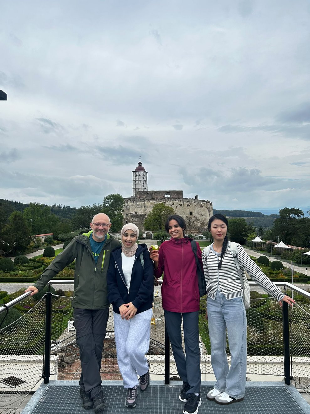 ein Mann mit drei Frauen vor der Schallaburg