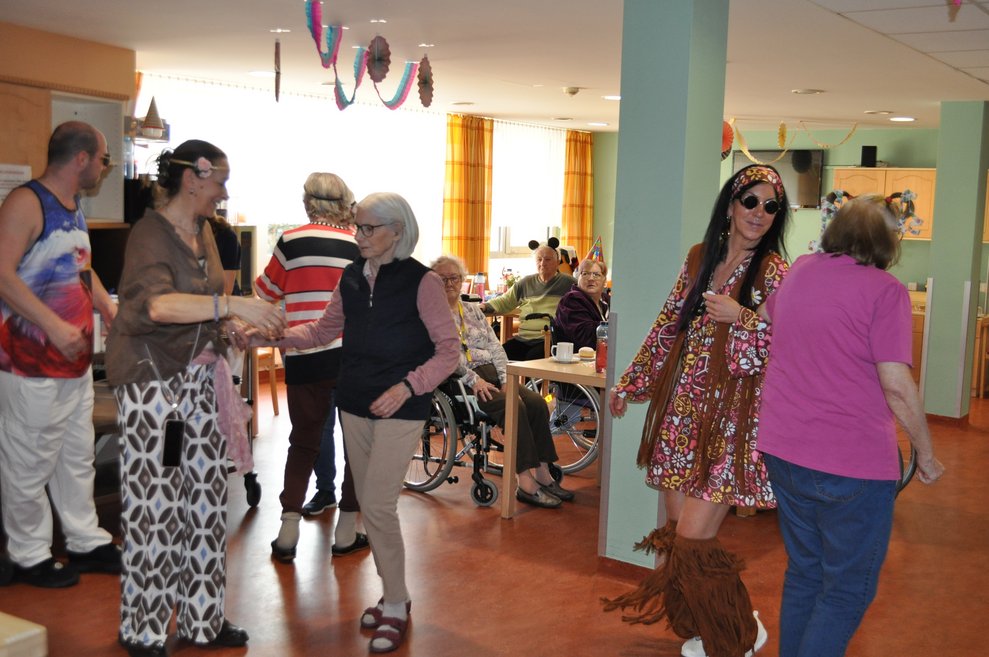 einige verkleidete Personen tanzen