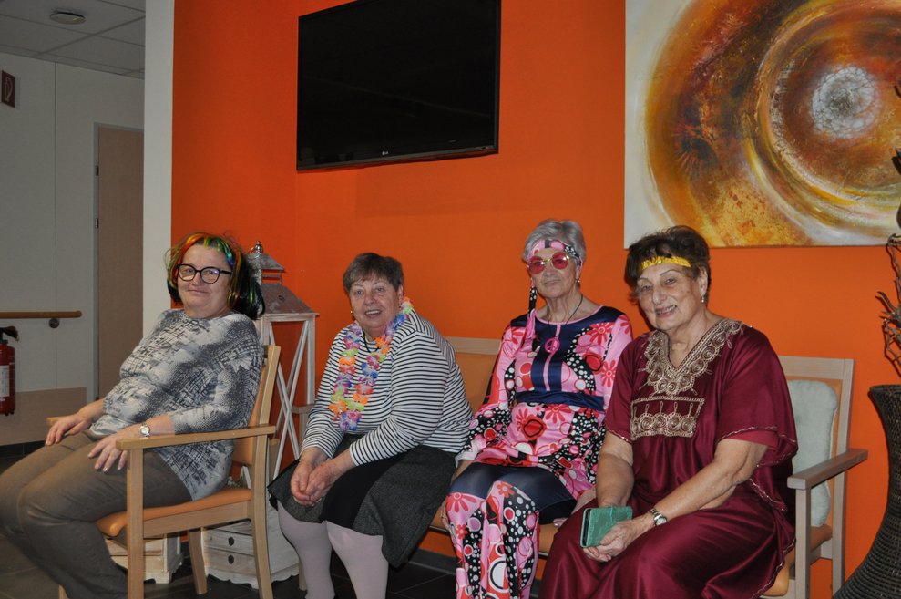 einige verkleidete Damen sitzen auf der Bank