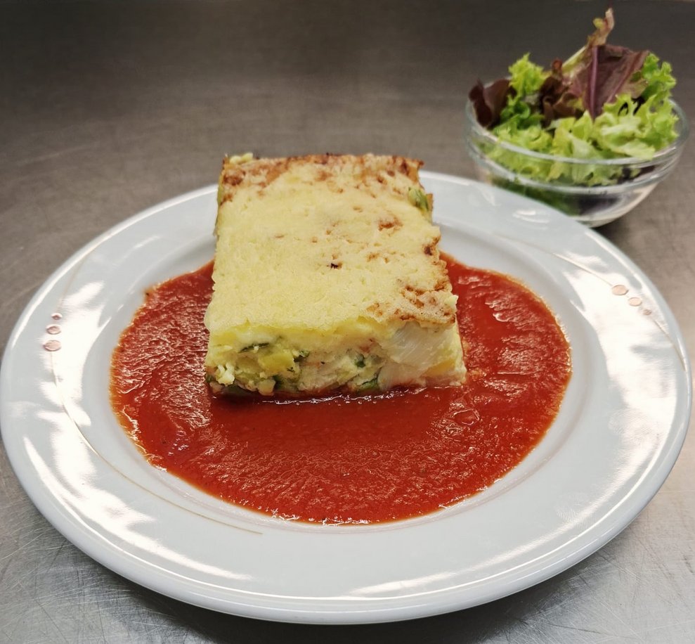 Kartoffel-Spargelauflauf mit Tomatensauce und Salat