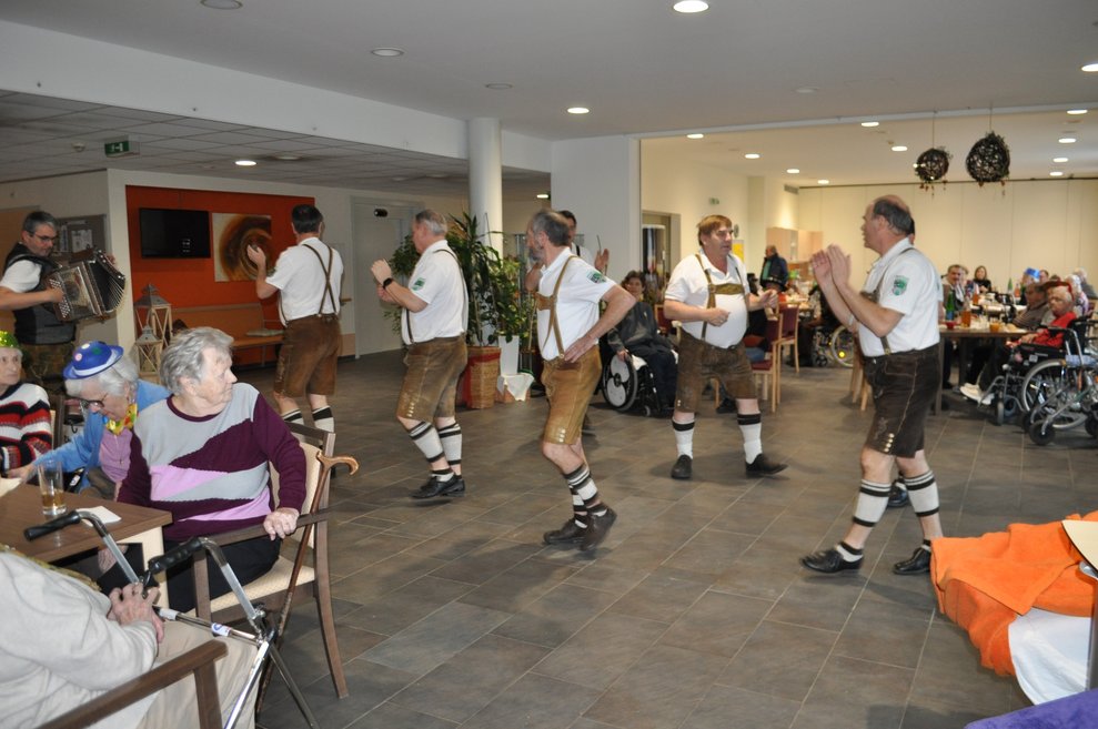 mehrere Männer in Lederhosen beim Schuhplattler Tanz