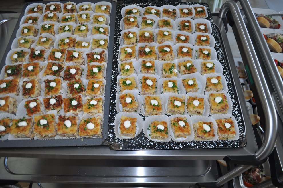 kleine Blätterteighäppchen in Papierförmchen