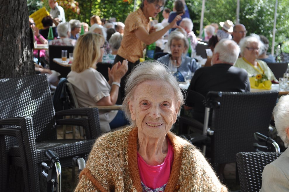 eine Frau im Garten beim Gartenfest