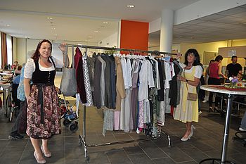 Zwei Damen mit einem großen Kleiderständer