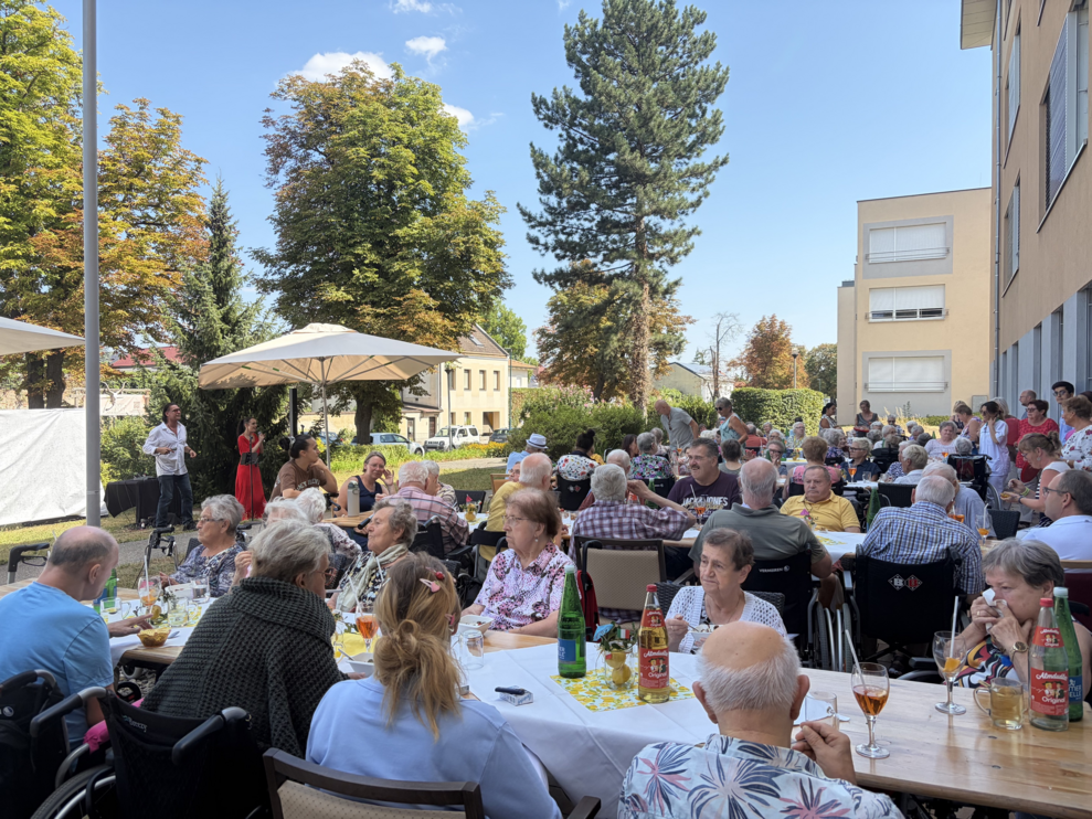 mehrere Personen im Garten beim italienischen Fest