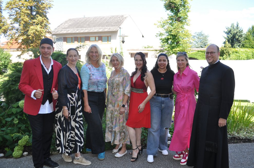 Mehrere Personen beim italienischen Nachmittag