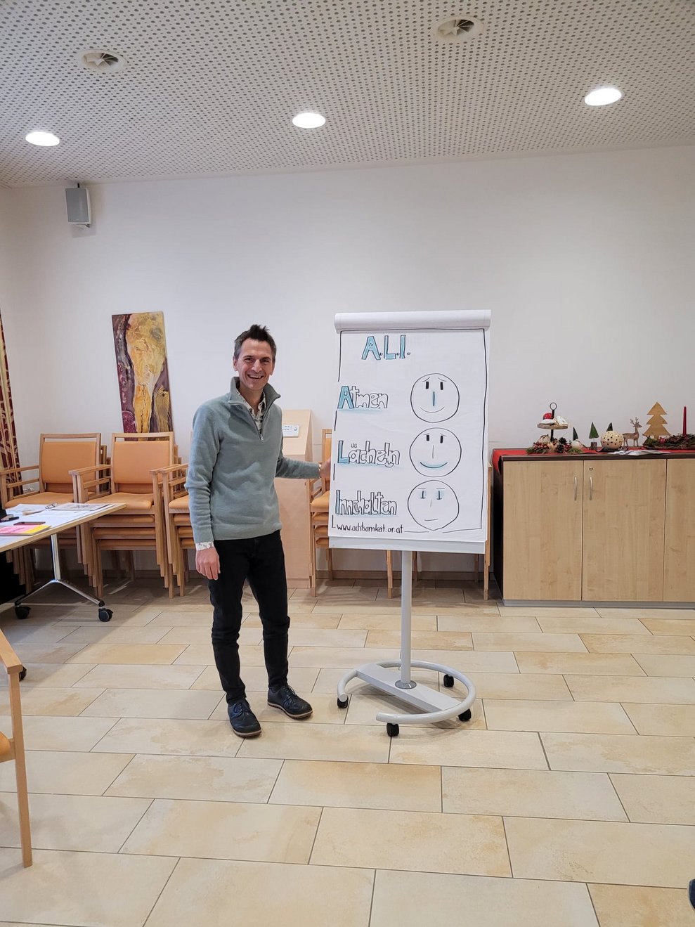 der Vortragende Hr. Mag. Daniel Gajdusek-Schuster vor einer Flipchart