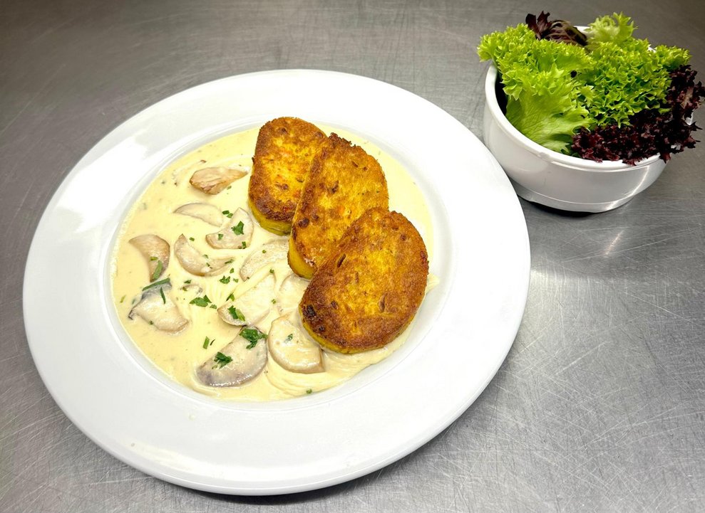 Gebratene Polentataler mit Kräuterseitlingsauce