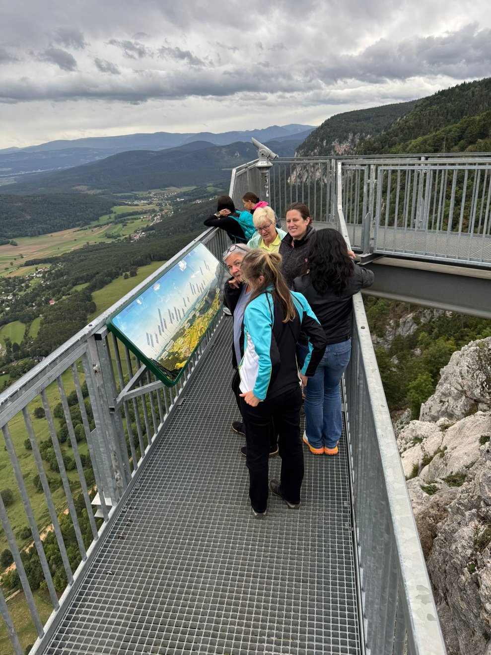Personen auf der Aussichtsplattform Skywalk im Naturpark.