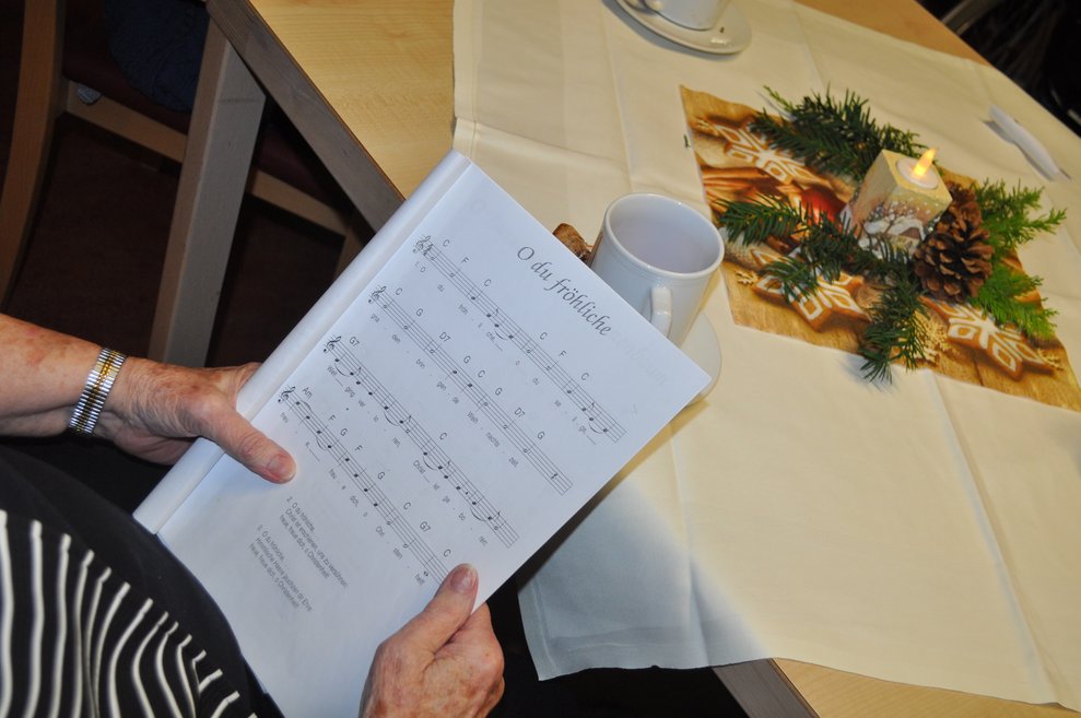 Zettel mit einem Text von dem Weihnachtslied O du fröhliche