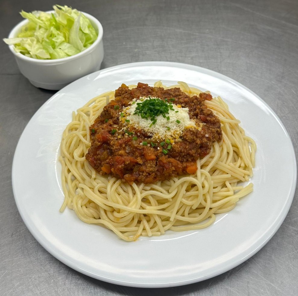 Spaghetti Bolognese mit Salat