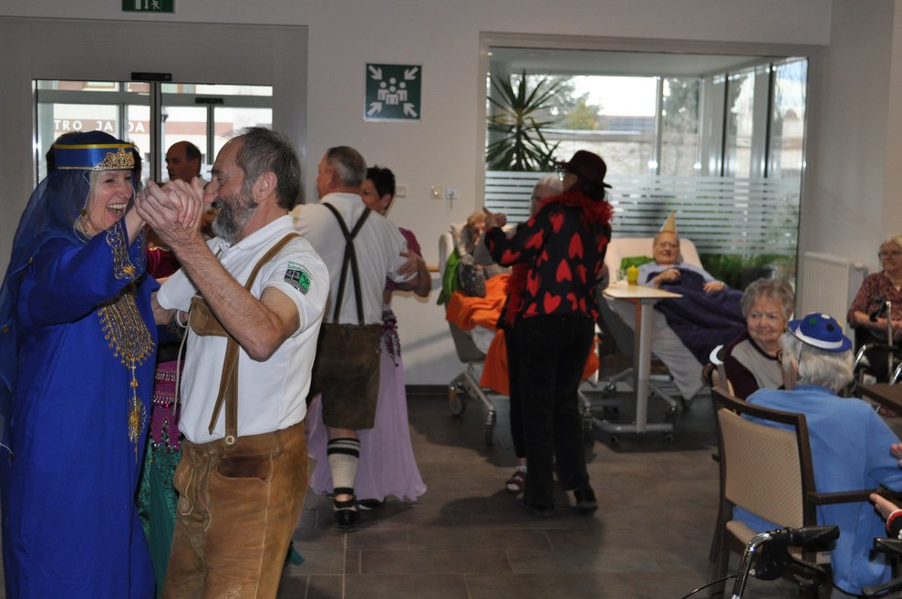 verkleidete Personen tanzen 