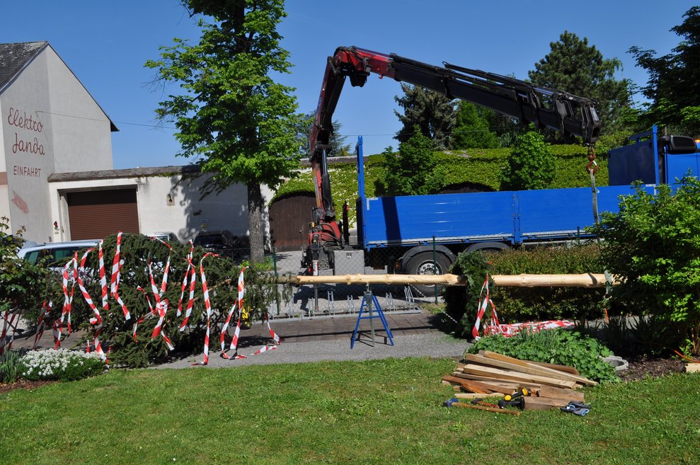 der Maibaum wird mit einem Kranlastwagen entladen