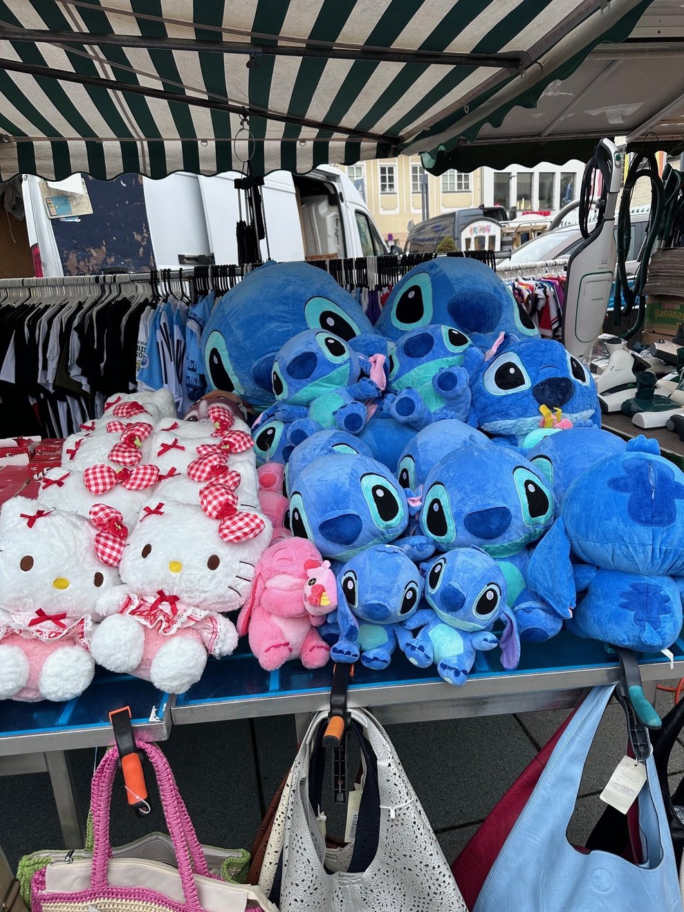 einige bunte Stofftieren am Markt
