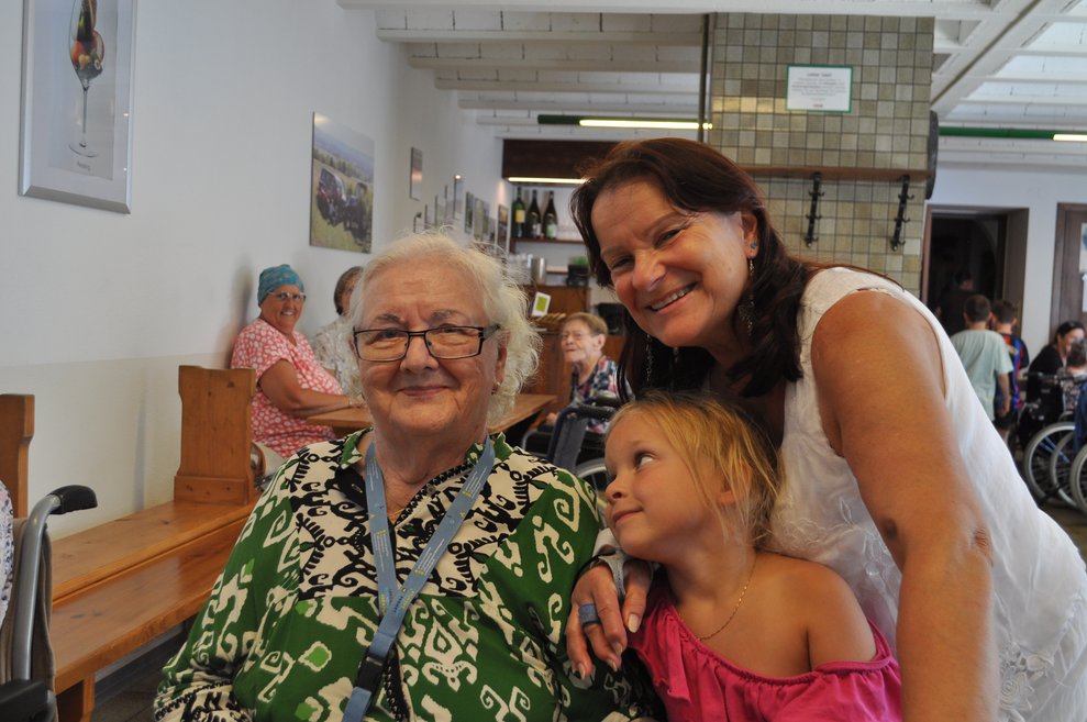eine ältere Dame und eine Dame und ein Mädchen