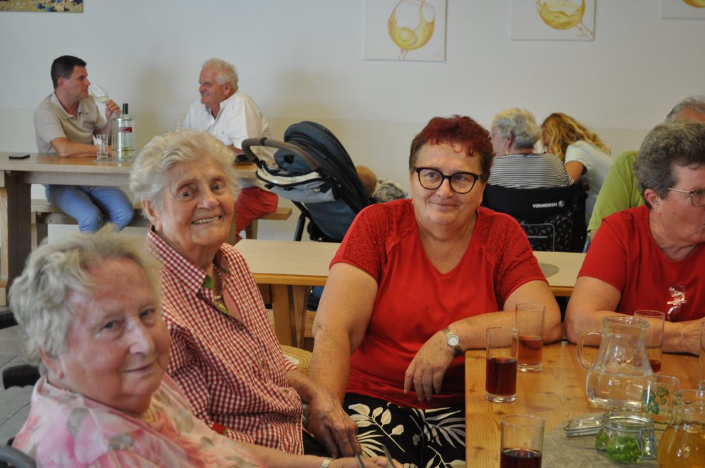 Drei Damen in geselliger Runde beim Heurigen