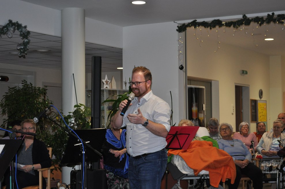 Herr Bürgermeister als Ehrengast geladen , bei seiner Ansprache, im Hintergrund einige ältere Personen