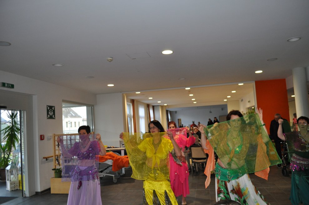 mehrere Bauchtänzerinnen tanzen mit bunten Tüchern