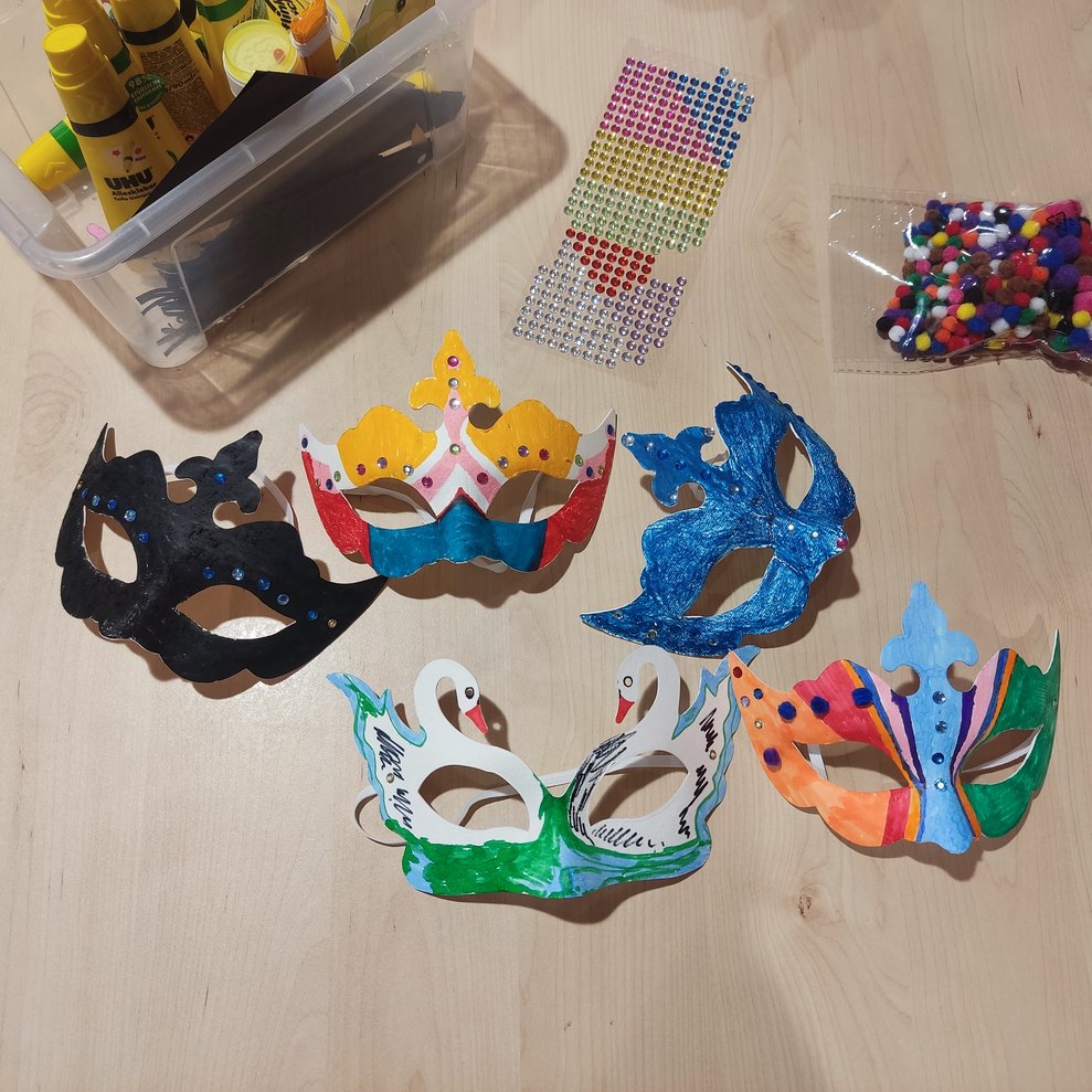 bunte Faschingsmasken