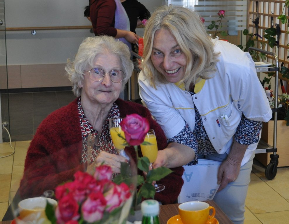 2 Personen stoßen zum Geburtstag an.