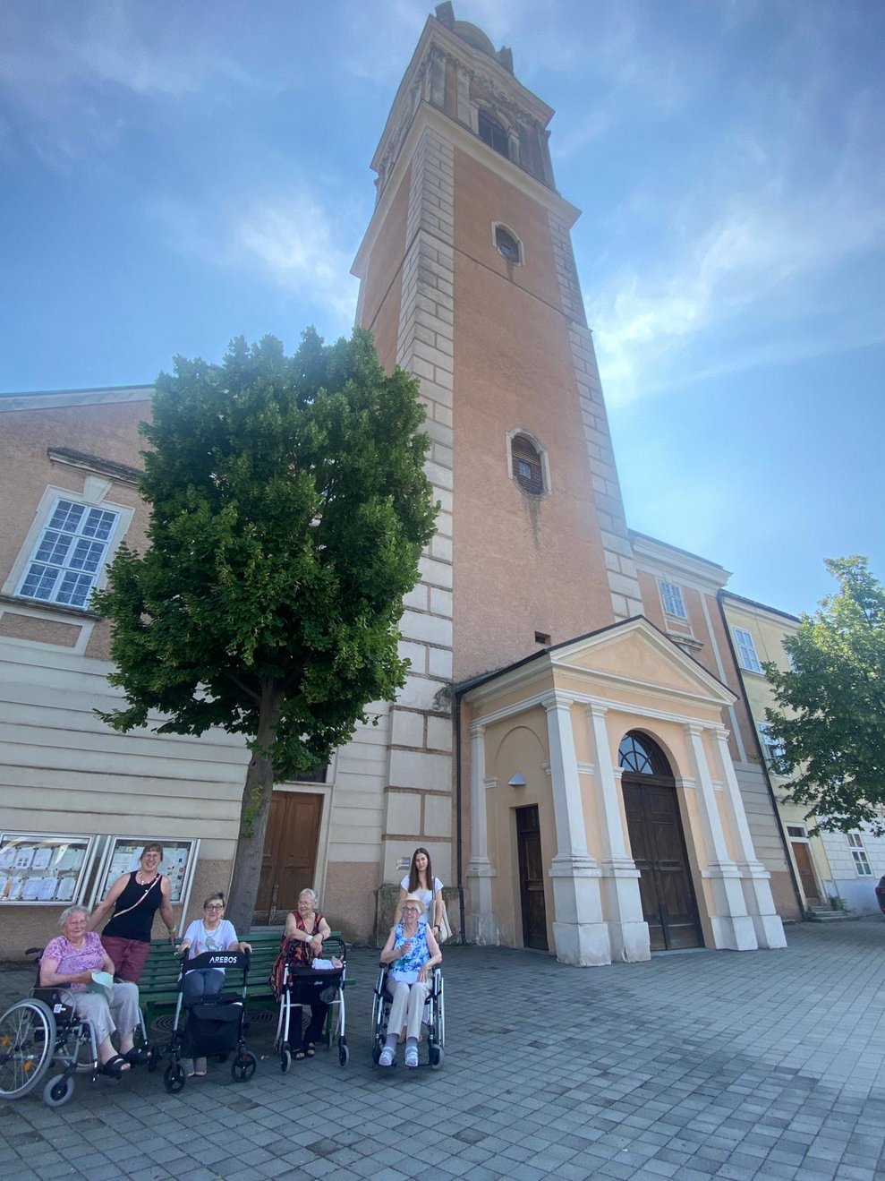 ältere Damen mit Rollstuhl und Rollator vor dem Stift Herzogenburg