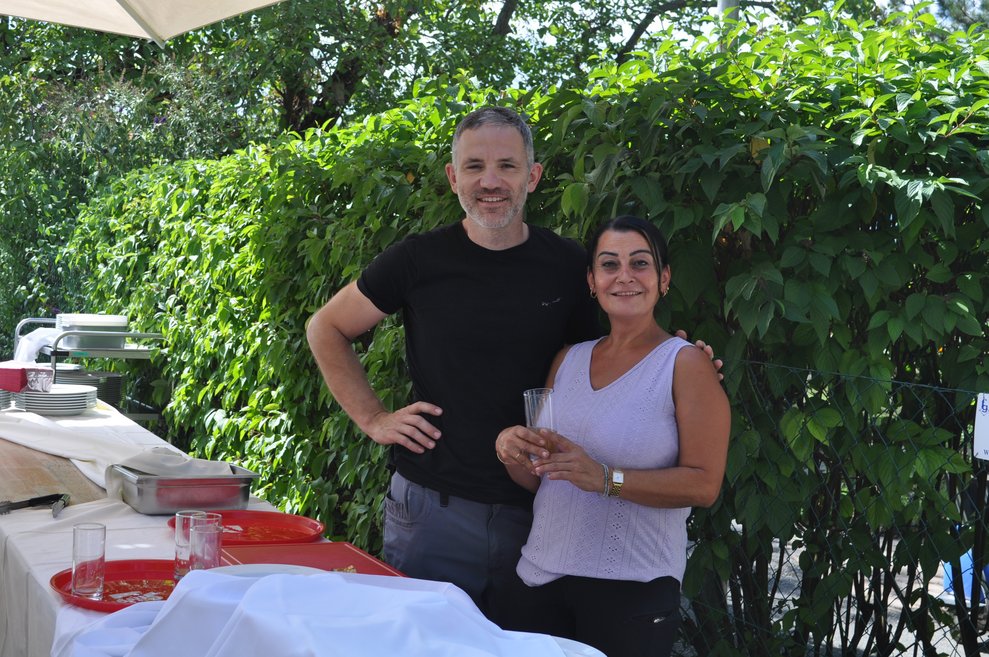 ein Mann und eine Frau im Garten 