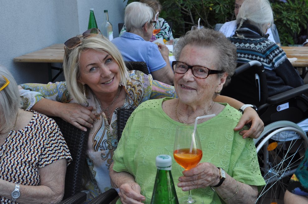 eine ältere Frau mit einer Mitarbeiterin beim italienischen Nachmittag