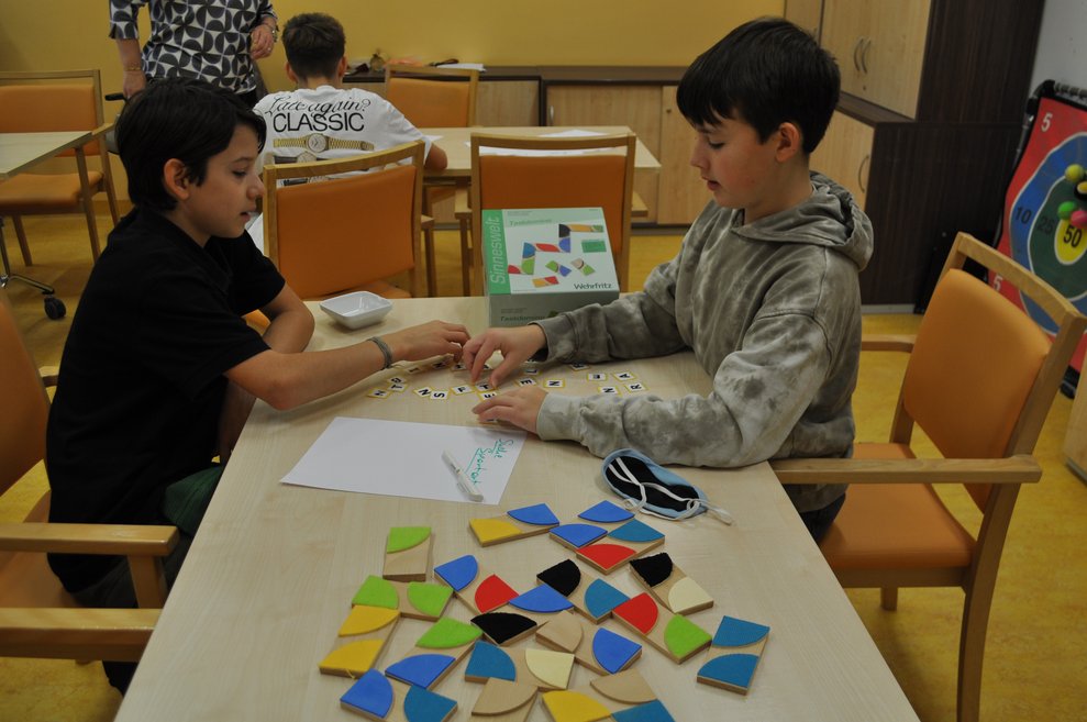 Zwei Jungen spielen Spiele beim Boysday