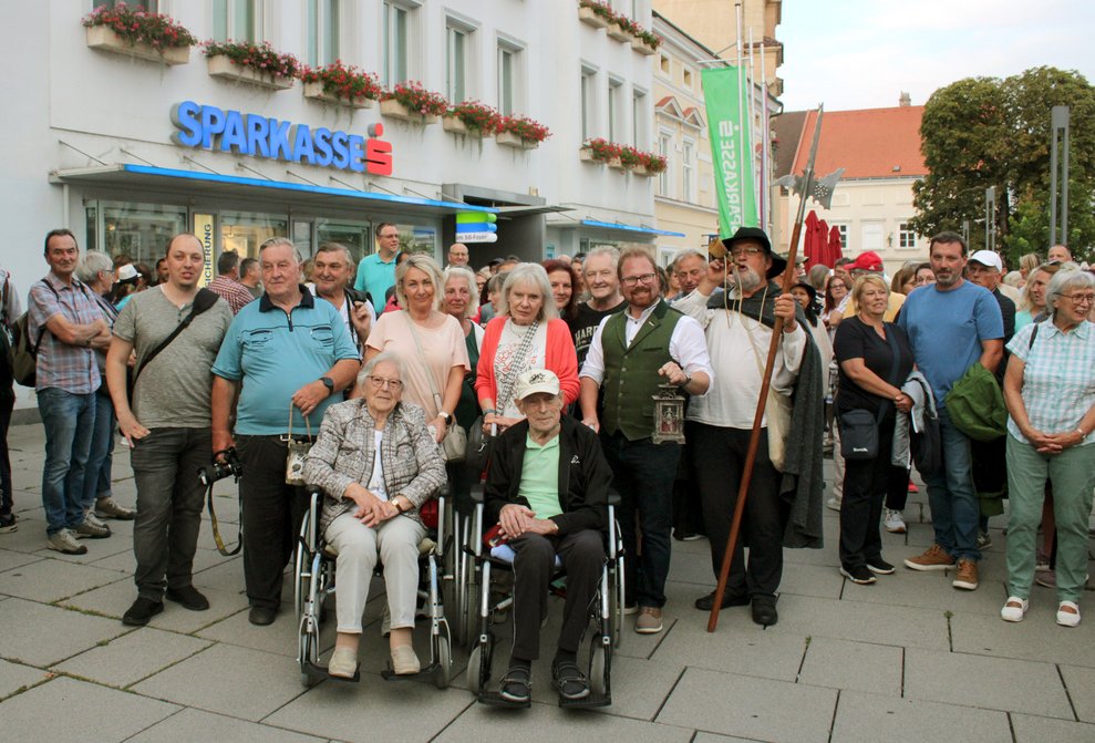 mehrere Personen am Rathausplatzt in Herzogenburg bei der Nachtwächterführung