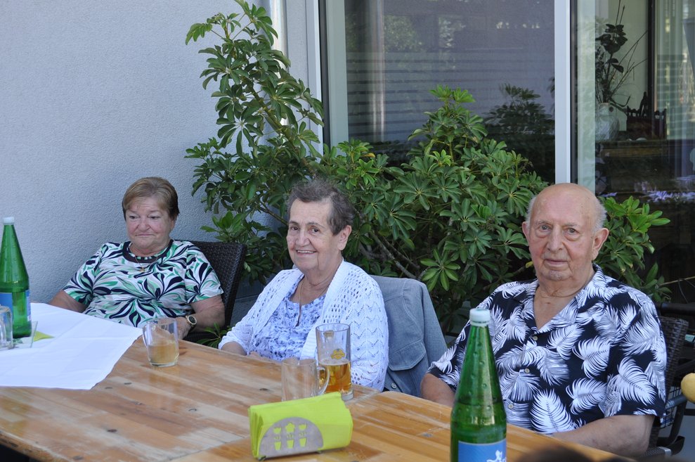 Zwei ältere Damen und ein Herr beim italienischen Nachmittag