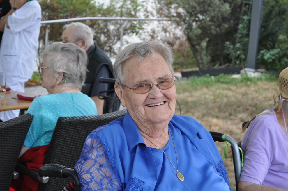 eine Frau im Garten beim Gartenfest