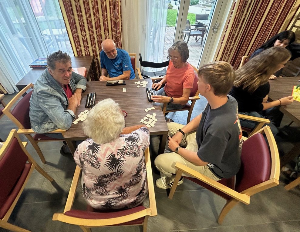 mehrere Personen spielen Karten-und Brettspiele